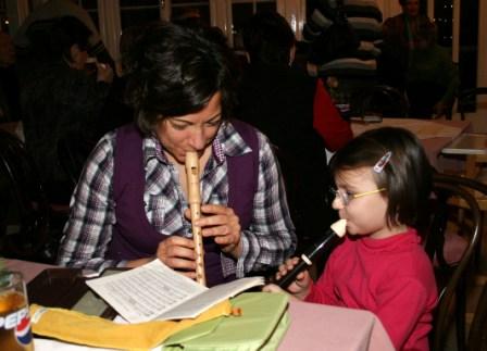 2 Generationen beim gemeinsamen Flötenspielen